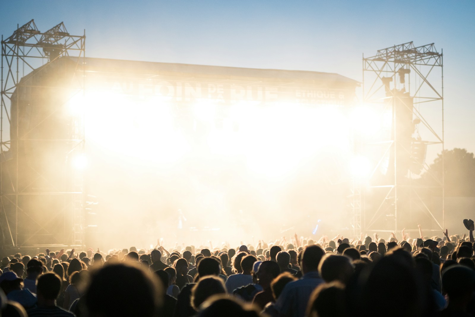 Your Guide to the 2026 Sisters Folk Festival: When All the Town’s a Stage